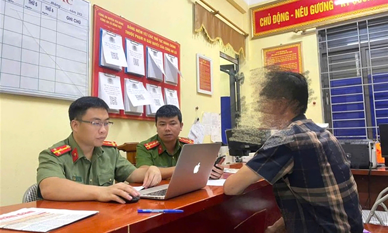 Một đối tượng đưa tin thất thiệt về vỡ đê tại tỉnh Bắc Giang trên mạng xã hội bị Công an huyện Yên Dũng triệu tập làm việc. Ảnh: baophapluat.vn 