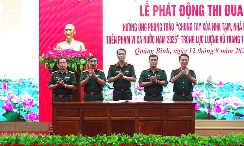 Đồng chí đại tá Đoàn Sinh Hòa, Chỉ huy trưởng và đồng chí đại tá Đinh Xuân Hướng, Chính ủy Bộ CHQS tỉnh chứng kiến ký kết giao ước thi đua.