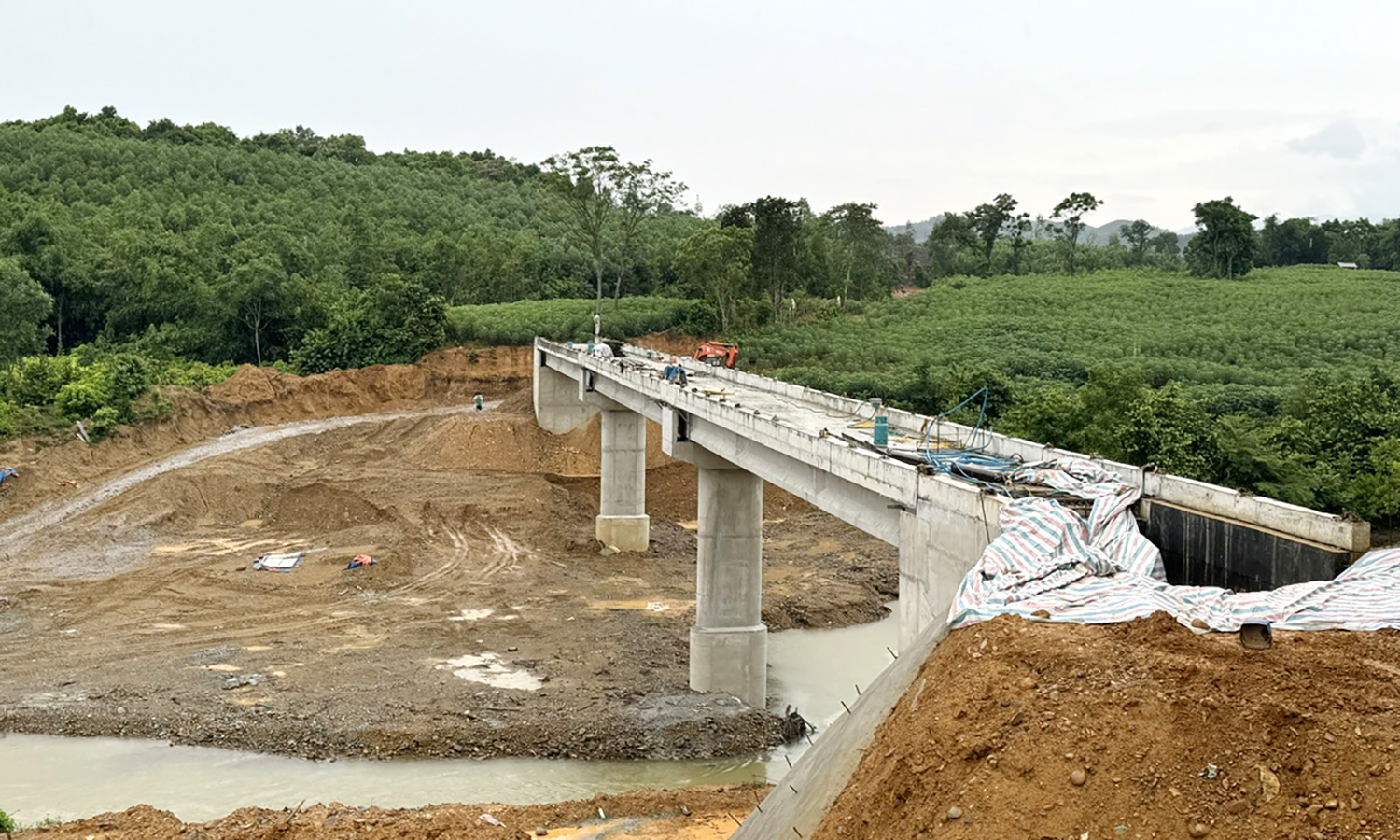 Công trình cầu Hà Lẹc (xã Kim Thủy) đang được đầu tư xây dựng, mở hướng thoát nghèo cho đồng bào dân tộc thiểu số.