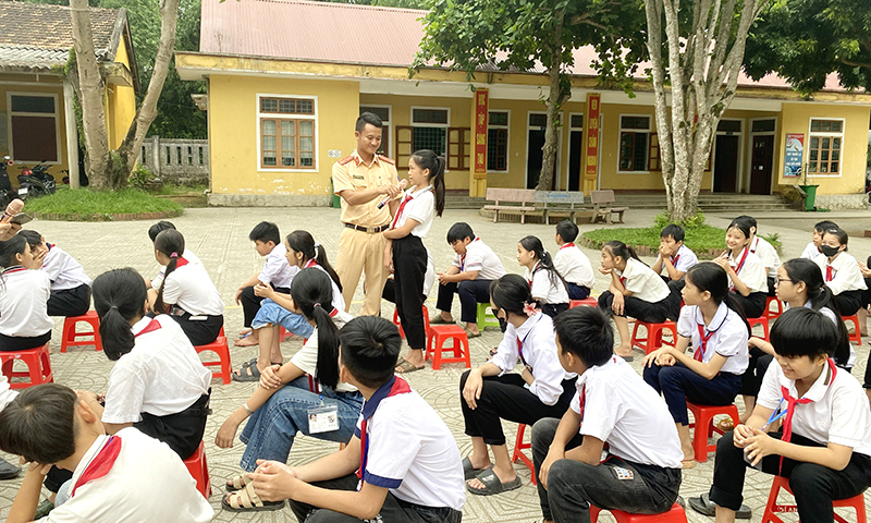 Lực lượng Cảnh sát giao thông phối hợp với trường học tuyên truyền và hướng dẫn học sinh, sinh viên các kỹ năng tham gia giao thông an toàn.