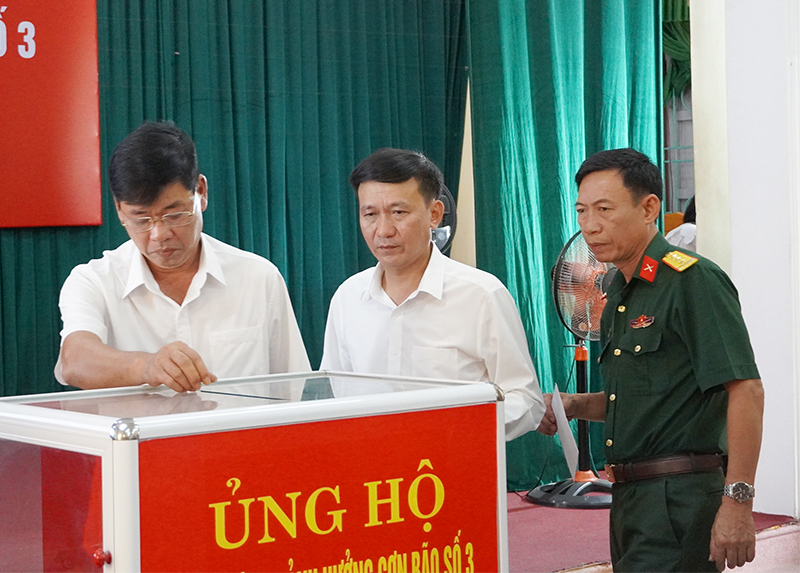  Các đồng chí lãnh đạo huyện Bố Trạch tham gia ủng hộ.