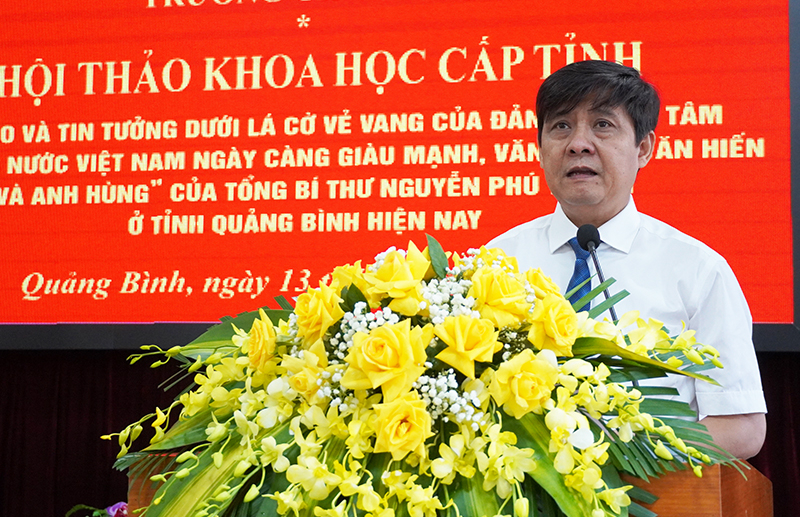 đồng chí Hiệu trưởng Trường Chính trị tỉnh Lê Công Toán phát biểu khai mạc hội thảo