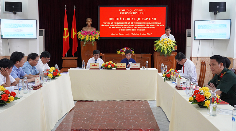 Đại biểu trình bày tham luận tại hội thảo.