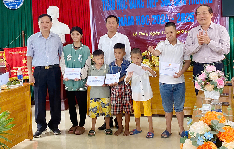 Đại diện Hội Bảo trợ người khuyết tật và trẻ mồ côi tỉnh và Hội Khuyến học tỉnh trao học bổng cho học sinh khuyết tật tại Trung tâm nuôi dạy trẻ em khuyết tật huyện Lệ Thủy.