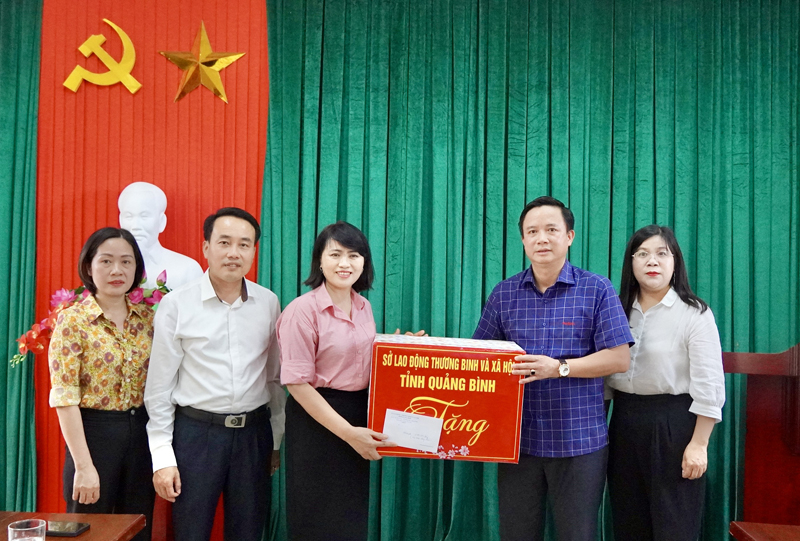 Lãnh đạo Sở Lao động-Thương binh và Xã hội tặng quà cho Trung tâm Nuôi dạy trẻ khuyết tật TP. Đồng Hới.