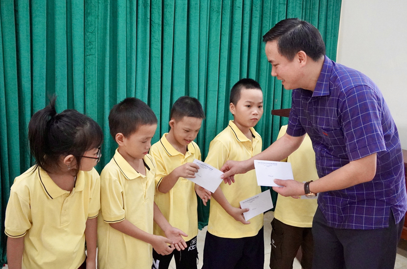 Trao quà cho các học sinh tại Trung tâm Nuôi dạy trẻ khuyết tật TP. Đồng Hới.