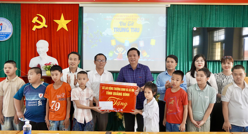 Trao quà cho các học sinh tại Trung tâm Nuôi dạy trẻ khuyết tật huyện Lệ Thủy.