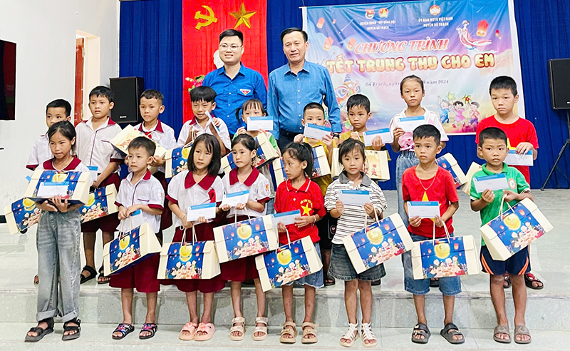 Đại diện lãnh đạo Ủy ban MTTQ Việt Nam huyện Bố Trạch, Huyện đoàn Bố Trạch tặng quà cho các em học sinh có hoàn cảnh khó khăn trên địa bàn xã Hưng Trạch.