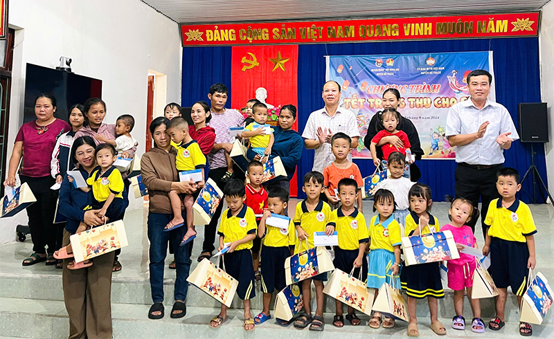 Tặng quà cho các học sinh có hoàn cảnh khó khăn.