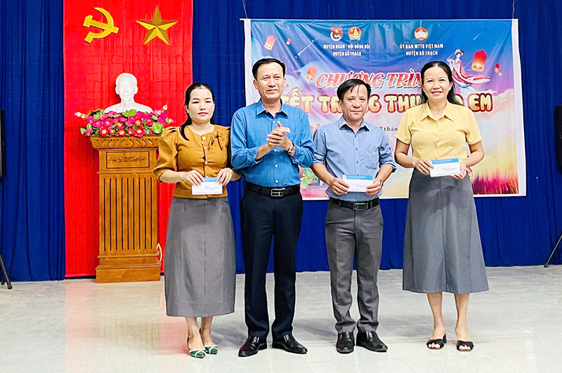 Lãnh đạo Ủy ban MTTQ Việt Nam huyện Bố Trạch tặng quà hỗ trợ cho các trường mua quà Trung thu cho các em học sinh.