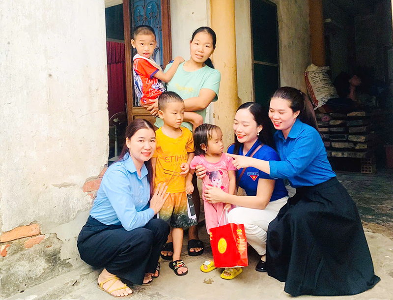 Tặng quà Trung thu cho các em thiếu nhi.