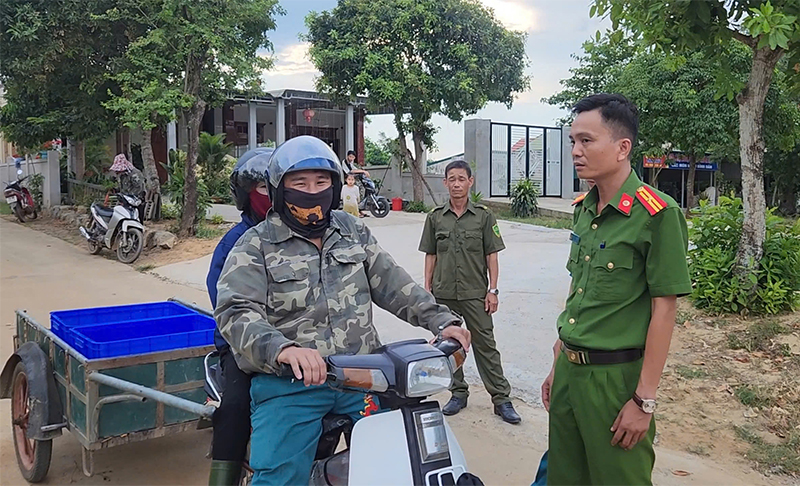 Các tổ công tác liên ngành xã Phú Định (Bố Trạch) vận động người dân không bán mủ cao su cho các điểm thu mua trong khu dân cư trên địa bàn xã.