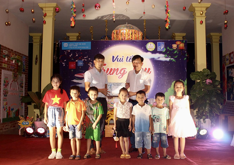 Các em nhỏ ở Làng trẻ em SOS Đồng Hới vui đón Trung thu.