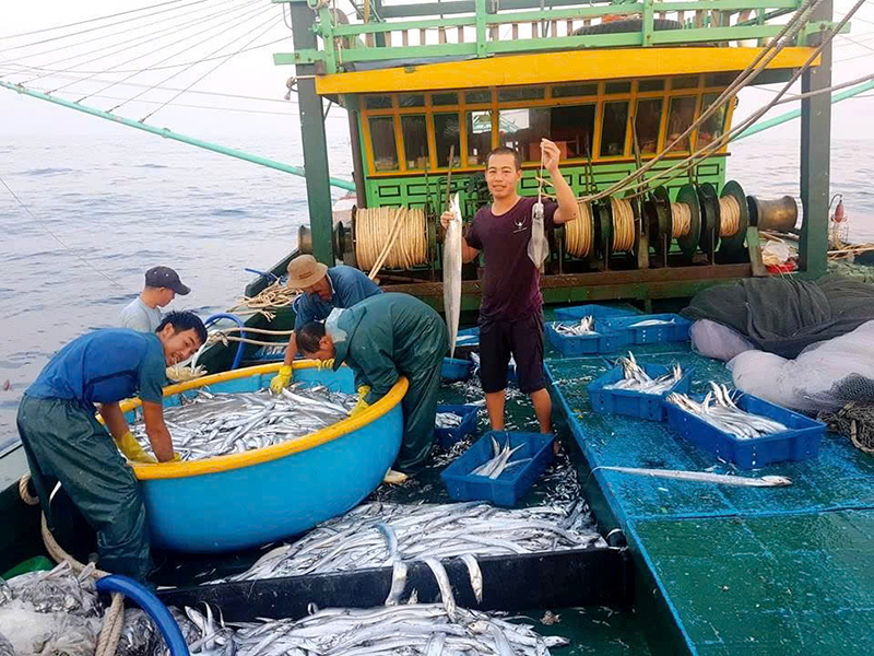 Ngư dân xã Cảnh Dương khai thác hải sản trên biển.