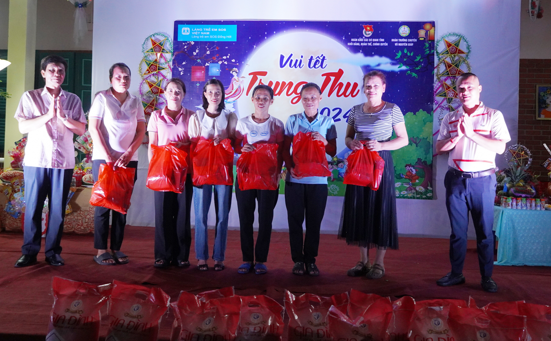 Đại diện lãnh đạo Đảng ủy Khối các cơ quan tỉnh và nhà tài trợ tặng quà cho các cháu thiếu nhi Làng trẻ em SOS Đồng Hới.