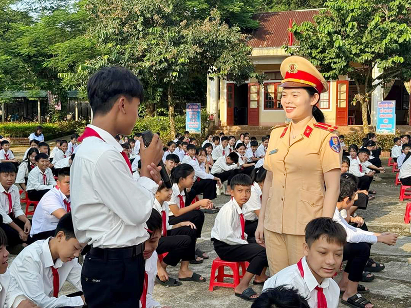 Các em học sinh tương tác trực tiếp với cán bộ, chiến sỹ cảnh sát giao thông về kiến thức ATGT.