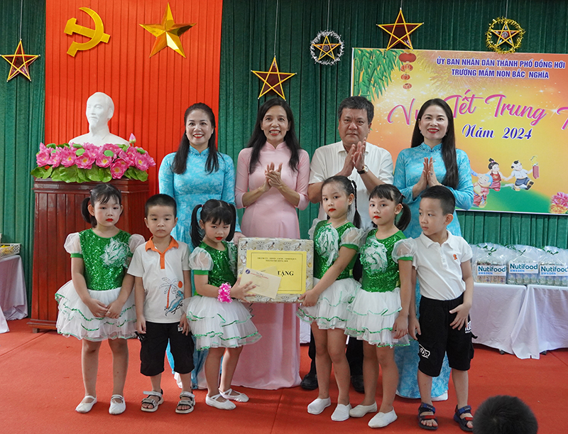 Đồng chí Bí thư Thành ủy Đồng Hới Trần Phong tặng quà các cháu Trường mầm non Bắc Nghĩa.