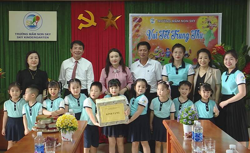 Đồng chí Chủ tịch UBND TP. Đồng Hới Hoàng Ngọc Đan và đoàn công tác chung vui với các cháu Trường mầm non Sky.