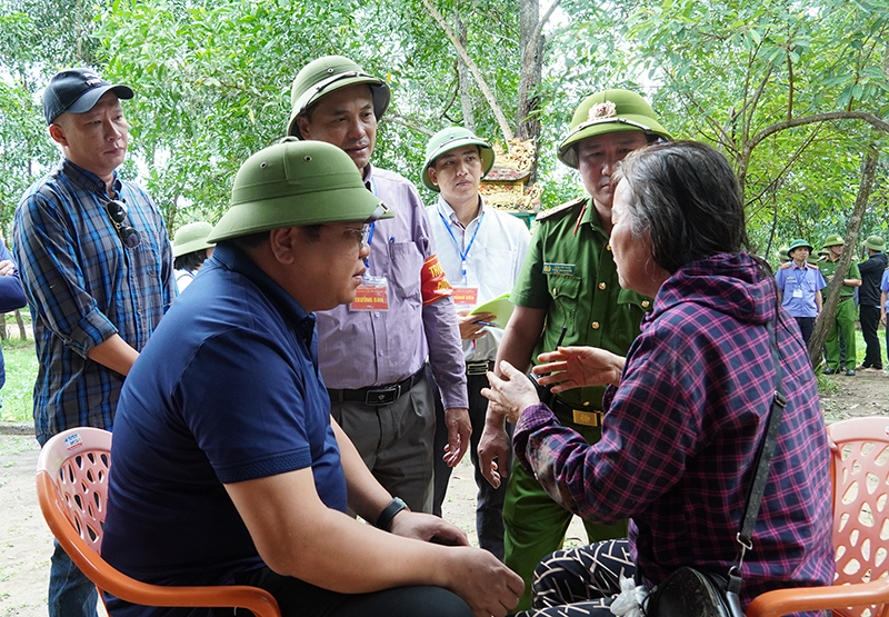 Lực lượng chức năng vận động, thuyết phục hộ gia đình cưỡng chế thu hồi đất.