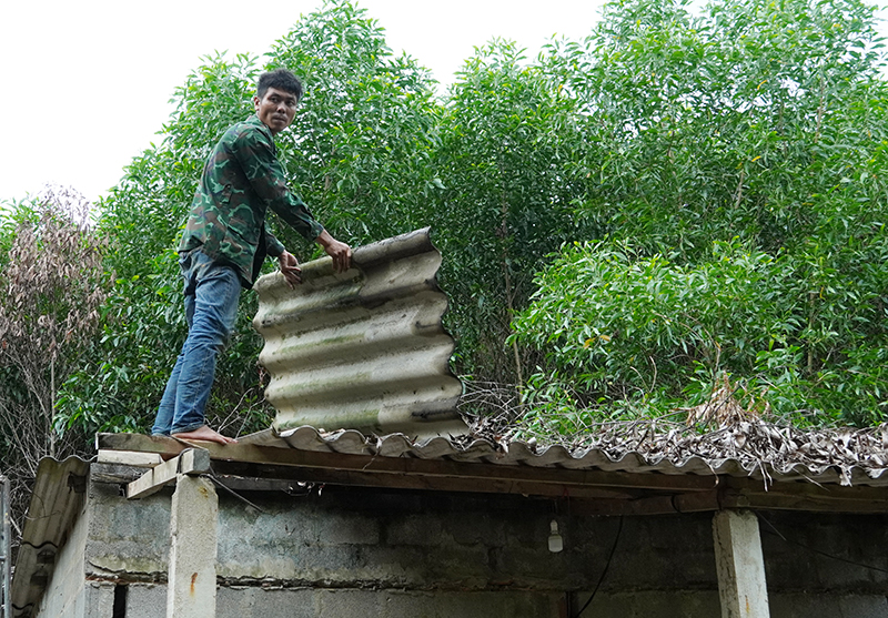 Tháo dỡ tài sản trên đất của hộ gia đình thực hiện cưỡng chế.