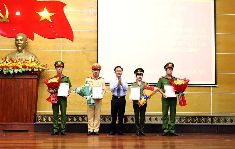 Đồng chí Hoàng Xuân Tân, Tỉnh ủy viên, Phó Chủ tịch UBND tỉnh trao thưởng cho các tập thể, cá nhân đạt thành tích xuất sắc trong công tác phòng chống tội phạm ma túy