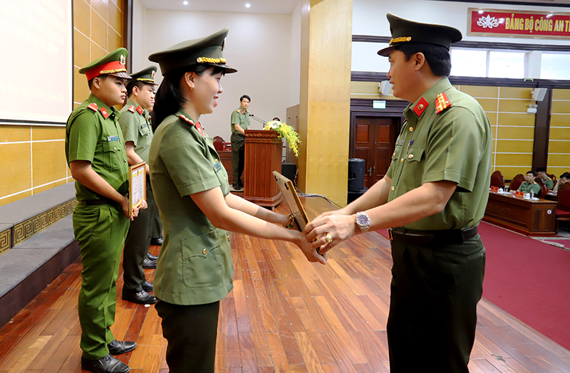Đại tá Nguyễn Tiến Hoàng Anh, Phó Giám đốc phụ trách Công an tỉnh trao thưởng cho các tập thể, các nhân đạt thành tích xuất sắc trong  thực hiện công tác cấp CCCD