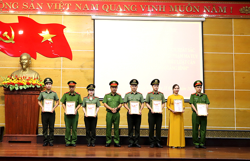 : Các tập thể, cá nhân đạt giải trong cuộc thi tìm hiểu Luật CCCD được Công an tỉnh khen thưởng