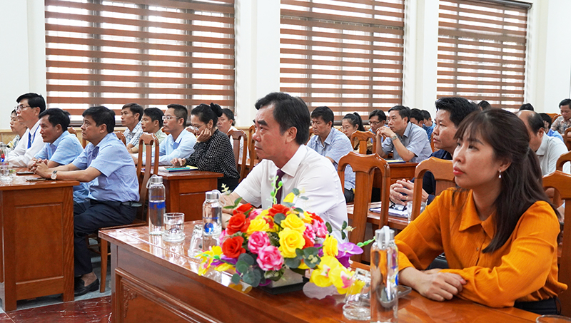 Các đại biểu tham dự lễ bế giảng.