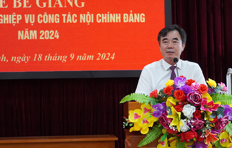 Đồng chí Trưởng ban Nội chính Tỉnh ủy Nguyễn Lương Bình phát biểu tại lễ bế giảng.