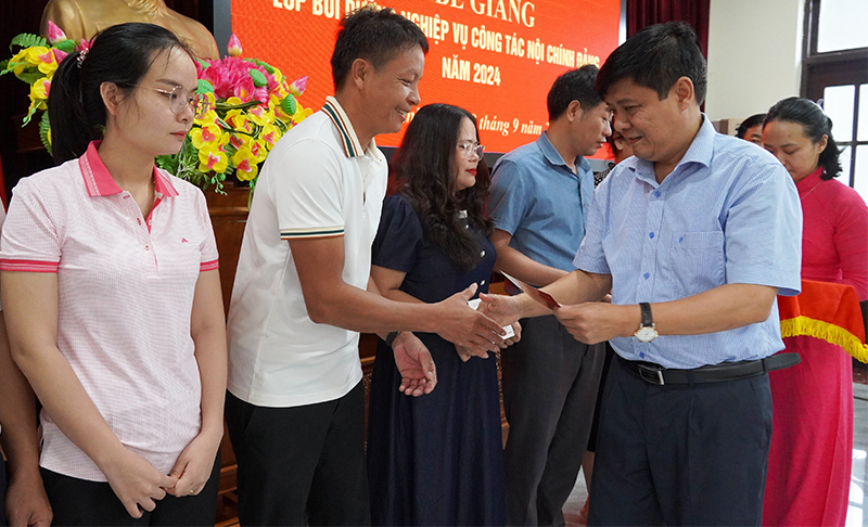 Đồng chí Hiệu trưởng Trường Chính trị tỉnh Lê Công Toán trao chứng chỉ cho các học viên.