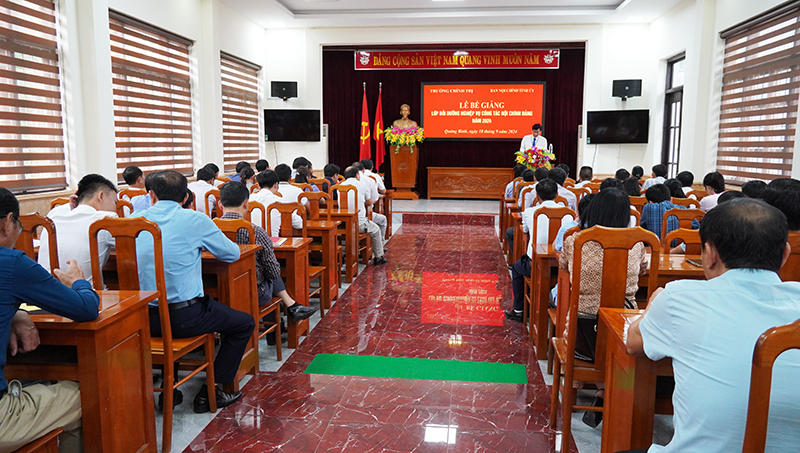 Quang cảnh lễ bế giảng.