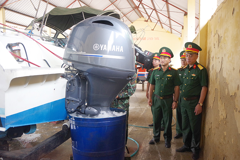 Đồng chí đại tá Đoàn Sinh Hòa, Chỉ huy trưởng Bộ CHQS tỉnh kiểm tra phương tiện phòng, chống lụt bão.