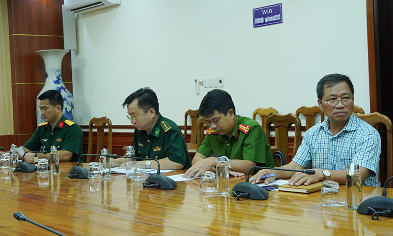 Các thành viên tham dự cuộc họp.