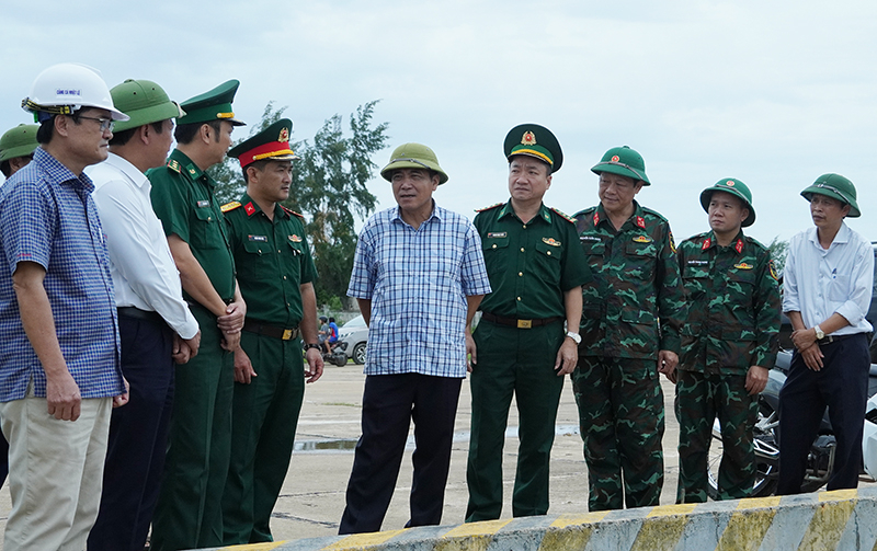 Đồng chí Phó Chủ tịch Thường trực UBND tỉnh Đoàn Ngọc Lâm kiểm tra công tác ứng phó với ATNĐ tại Khu neo đậu tránh trú bão Cừa Phú (xã Bảo Ninh, TP. Đồng Hới).