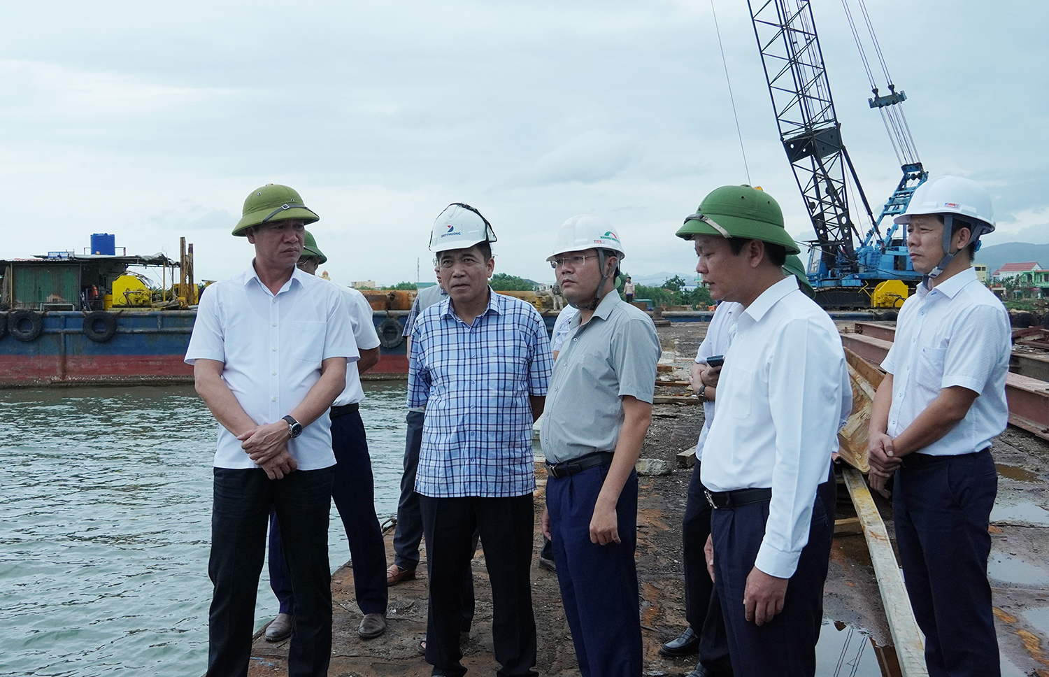 Đồng chí Phó Chủ tịch Thường trực UBND tỉnh Đoàn Ngọc Lâm kiểm tra công tác ứng phó với ATNĐ tại công trình thi công cầu Nhật Lệ 3.