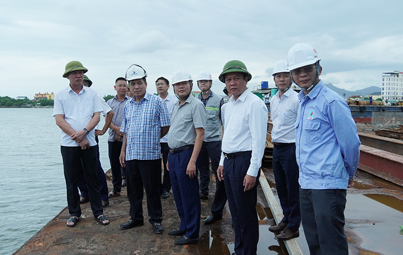 Đồng chí Phó Chủ tịch Thường trực UBND tỉnh Đoàn Ngọc Lâm kiểm tra công tác ứng phó với ATNĐ tại công trình thi công cầu Nhật Lệ 3.