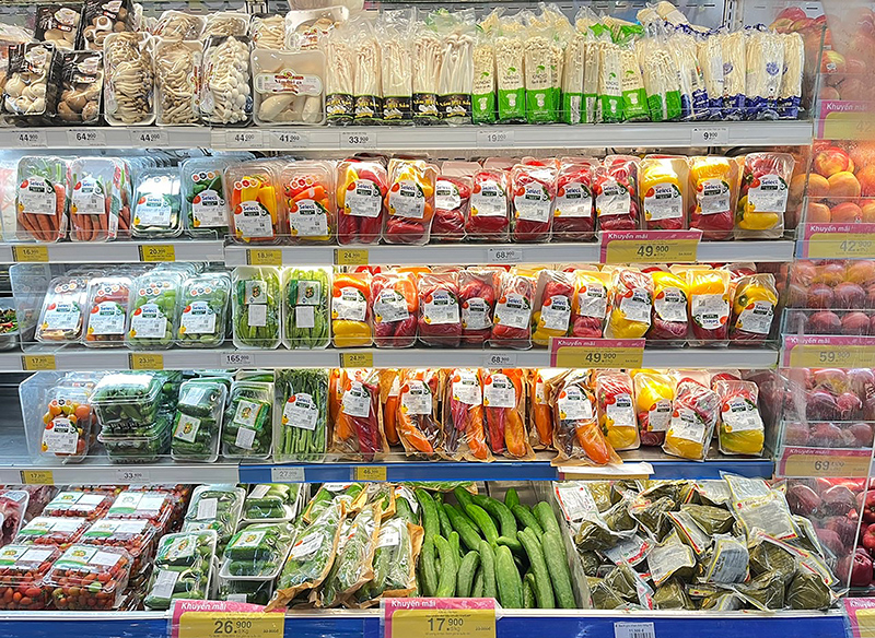 Hàng lương thực, thực phẩm tại siêu thị Co.opmart Quảng Bình được tăng cường tăng gấp 3 so với ngày thường.