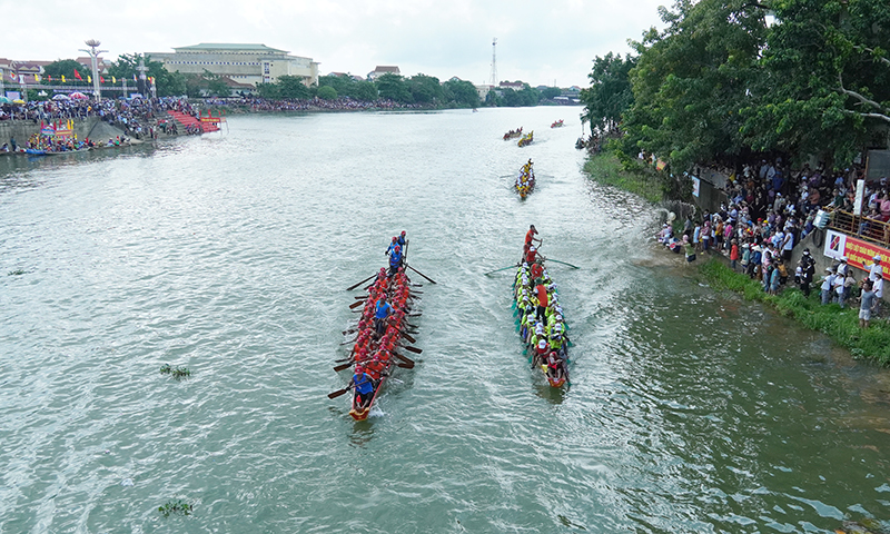 Ảnh 2,3,4: Lễ hội đua, bơi thuyền truyền thống trên sông Kiến Giang tạo khí thế sôi nổi, thu hút đông đảo nhân dân và du khách tham gia.