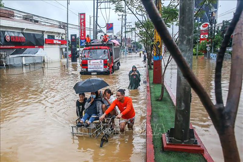 Người dân sơ tán khỏi vùng ngập lụt sau những trận mưa lớn do ảnh hưởng của bão Yagi tại tỉnh Rizal, Philippines, ngày 2/9/2024. Ảnh minh họa: THX/TTXVN