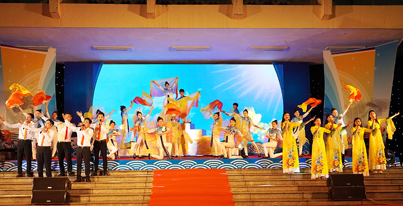 Chương trình nghệ thuật  &quot;Lệ Thủy-Khát vọng, phát triển &quot; được tổ chức và dàn dựng công phu. 