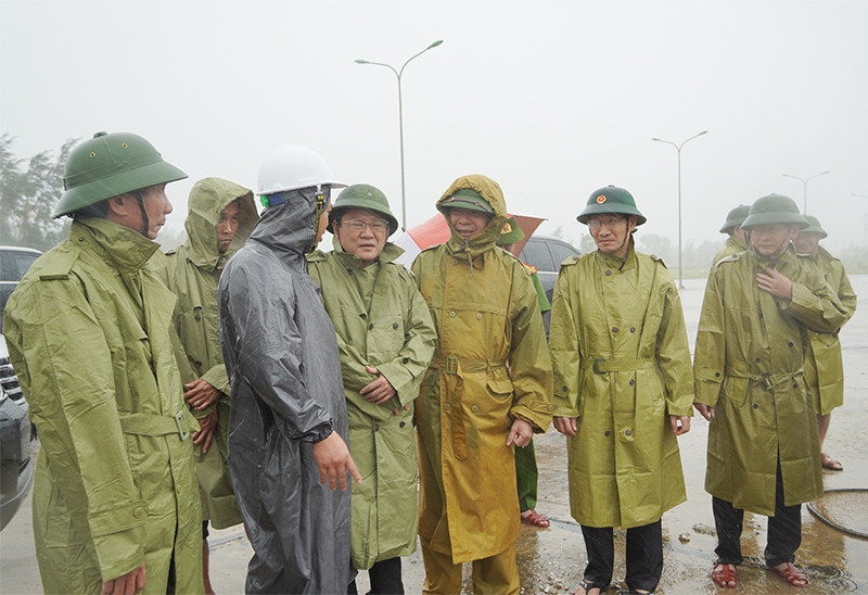 Đồng chí Phó Chủ tịch UBND tỉnh Phan Phong Phú kiểm tra tình hình phòng chống bão số 4 tại khu neo đậu tránh trú bão tàu thuyền Cừa Phú (xã Bảo Ninh, TP. Đồng Hới).