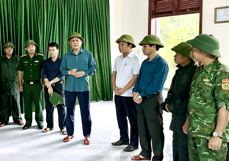 - Đồng chí Chủ tịch UBND tỉnh Trần Thắng chỉ đạo công tác phòng chống bão số 4 tại xã Kim Thủy (Lệ Thủy).