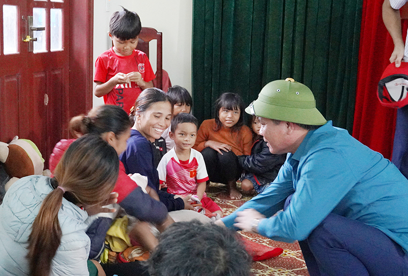 - Đồng chí Chủ tịch UBND tỉnh Trần Thắng thăm hỏi, động viên các hộ đồng bào dân tộc thiểu số được sơ tán về Đội sản xuất số 7, Đoàn Kinh tế-Quốc phòng 79 để phòng tránh bão số 4.