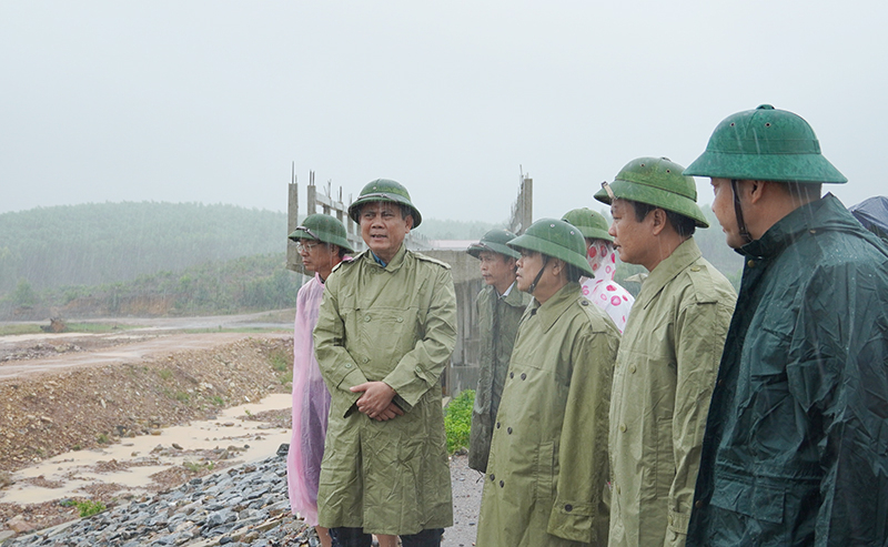 - Đồng chí Chủ tịch UBND tỉnh Trần Thắng kiểm tra an toàn hồ đập tại công trình hồ chứa nước Điều Gà (xã Vĩnh Ninh, Quảng Ninh).