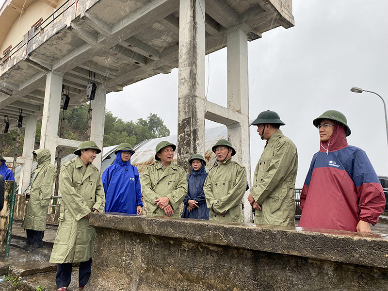 Đồng chí Phó Bí thư Thường trực Tỉnh ủy Trần Hải Châu kiểm tra công tác ứng phó với bão số 4 tại hồ chứa nước Rào Đá.