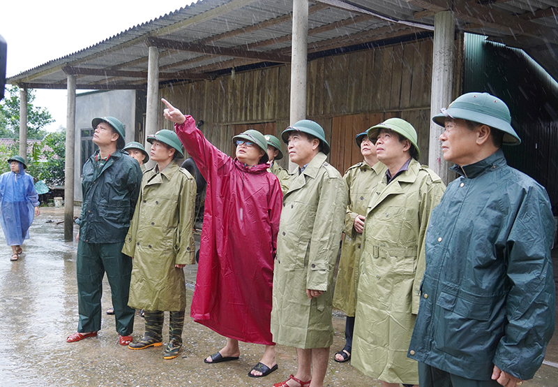Lãnh đạo địa phương báo cáo các phương án vận động, di dời dân ở thôn Rục, xã Hồng Hóa, Minh Hóa.