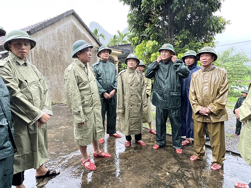 Đồng chí Phó Chủ tịch Thường trực UBND tỉnh kiểm tra công tác phòng chống bão số 4 tại xã Đức Hóa, Tuyên Hóa.