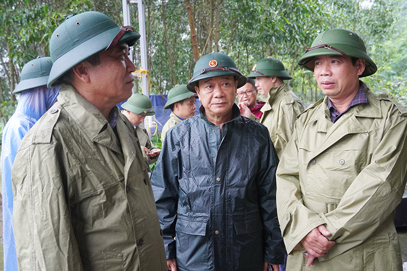 Đồng chí Đoàn Ngọc Lâm kiểm tra các điểm có nguy cơ sạt lở cao tại huyện Minh Hóa.