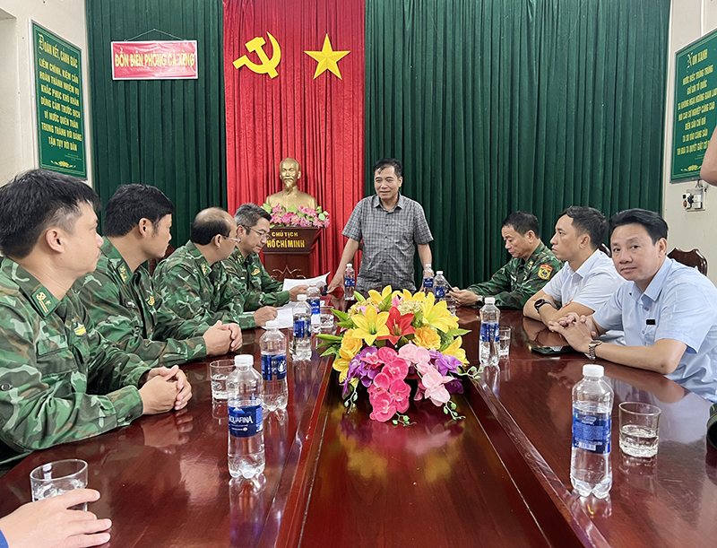Đoàn công tác thăm, động viên và kiểm tra công tác sắn sàng ứng phó bão số 4 tại đồn biên phòng Cà Xèng, Thương Hóa.  