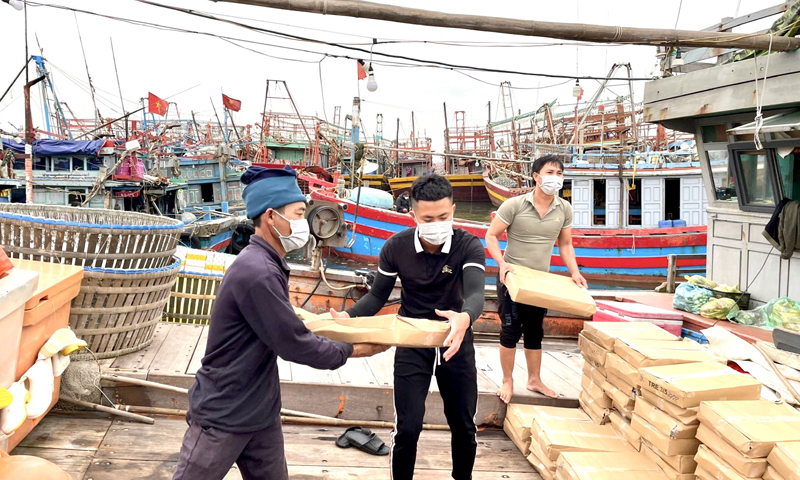 Nâng cao hiệu quả khai thác thủy sản, chống khai thác hải sản bất hợp pháp là một trong những nội dung được các chi bộ làng biển quan tâm lãnh đạo, chỉ đạo.